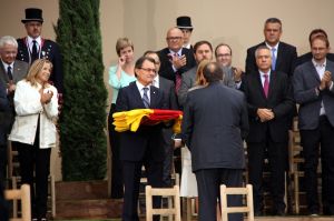 L'alcalde d'Arenys de Mar lliura una senyera a Artur Mas i Núria de Gispert