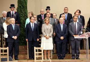 Els presidents del Parlament de Catalunya, amb el president de la Generalitat, Artur Mas, al final de l'acte