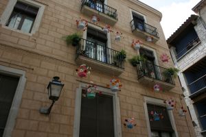 Els balcons de les cases també estaven adornats. En aquest cas van penjar flors dintre d'unes gàbies d'ocells.