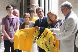 El president de la Generalitat ensenya la samarreta de la Via Catalana que li han regalat els representants de l'ANC
