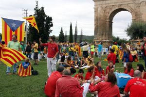 Ambient a l'arc de Roda de Berà, dues hores abans d'iniciar-se la cadena.