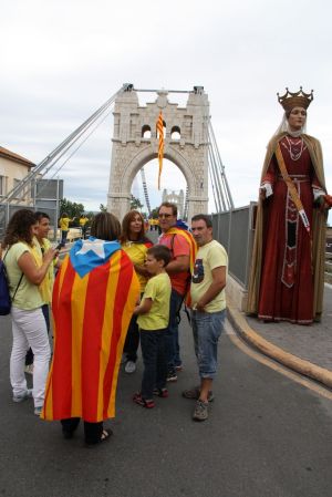 Molts assistents a la Via Catalana a Amposta, preparats hores abans de començar la cadena humana