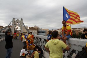 Una estelada al pont sobre el riu Ebre, a Amposta