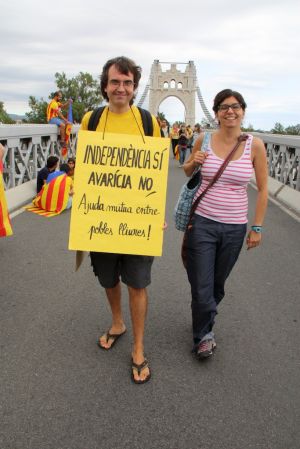 Una parella amb el cartell 'Independència sí, avarícia no' a Amposta