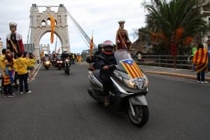 Una moto amb una estelada al pont que travessa el riu Ebre a Amposta