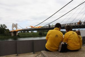 Una parella espera l'inici de la cadena humana al pont que travessa el riu Ebre a Amposta.