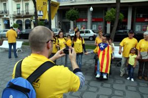 Un assistent a la cadena humana immortalitza els moments previs amb una càmera de fotos a la Rambla de Tarragona