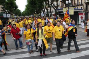 Desenes de persones a la Rambla de Tarragona es desplacen cap al seu punt de la cadena