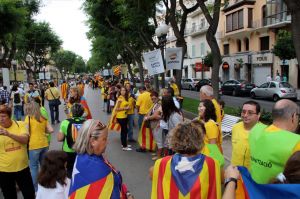 Desenes de persones amb estelades a la Rambla de Tarragona es desplacen cap al seu punt de la cadena