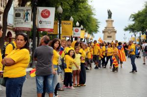 Diversos assistents amb samarretes grogues a la Rambla de Tarragona, més d'una hora abans de la cadena