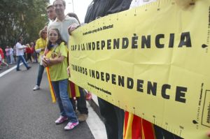 Un cartell a favor de la independència en un dels trams de la Via Catalana al seu pas pel centre de Barcelona