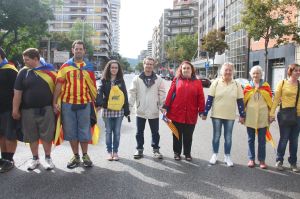 Alguns dels participants a la cadena humana al centre de Barcelona