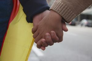 Primer pla de dues mans agafades en un tram de la cadena humana al centre de Barcelona