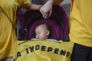 Un nadó amb un cartell a favor de la independència
