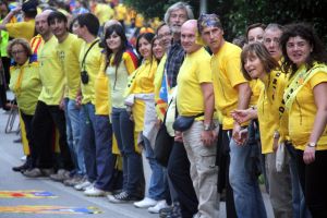 Centenars de persones s'han donat les mans a les 17.14 en punt.