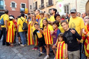 Estelades i moltes samarretes del Barça a la Via Catalana de Girona