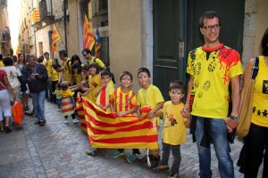 Ambient festiu i moltes famílies al Barri Vell de Girona