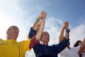 El compositor de Vinaròs, Carles Santos, i el cantautor Lluís Llach uneixen el País Valencià i Catalunya.