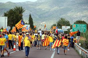 Milers de persones han assistit a la Via Catalana a la frontera entre el País Valencià i Catalunya