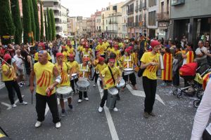 El grup Tramuntakada ha animat els minuts previs a la cadena humana