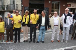 De dreta a esquerra, l'exalcalde Marià Lorca, l'exalcalde Eduard Puig Vayreda, l'exalcalde Joan Armangué, el conseller i exalcalde Santi Vila, l'alcaldessa actual, Marta Felip, i el portaveu adjunt de CiU al Congrés, Pere Macias.