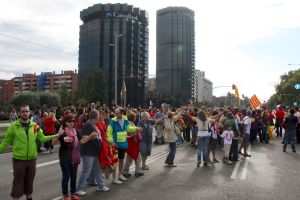 Milers de persones han encerclat La Caixa i s'han unit a la Via Catalana a través de la Diagonal i la Gran Via de Carles III.