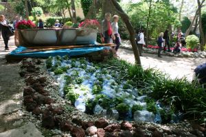 Representació d'una barca amb aigua als jardins dels Alemanys.