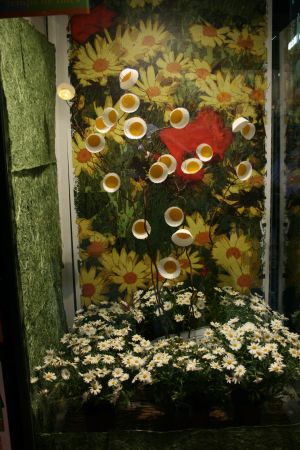 Un altre mostrador representant flors fetes a partir de embolcallsde magdalenes.