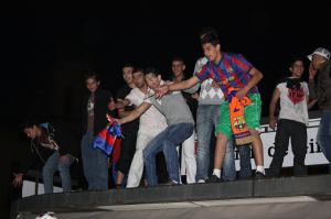 Uns seguidors damunt del quiosc de la Plaça Catalunya