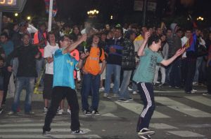 Un barcelonista celebrant el campionat de Lliga amb una ampolla de cava