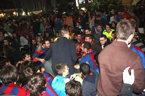 Un grup de seguidors llençant cants contra el R.Madrid