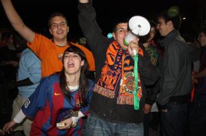 Un seguidor fen cants a favor del Barça ajudat d'un megàfon