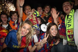 Un grup de joves barcelonistes celebrant el campionat de Lliga