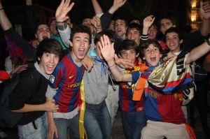 Un grup de joves barcelonistes celebrant el campionat de Lliga