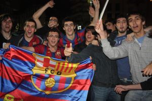 Un grup de joves barcelonistes celebrant el campionat de Lliga