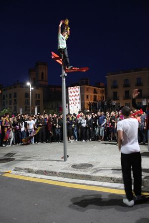 Un jove celebrant el campionat de Lliga damunt un cartell indicador