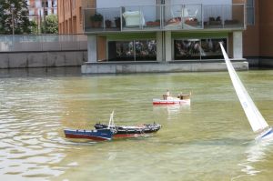 Un dels vaixells rescata a l'altre, que ha naufragat.