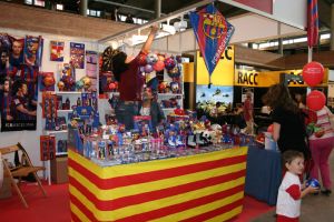 Entre les parades que s'hi podia trobar, destacaven les de productes oficials esportius del Barça, de les seleccions catalanes, de l'USAP i dels Dragons Catalans.