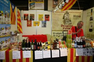 En aquesta fotografia s'hi pot veure les coca-coles catalanes i els 'Desperta ferro', un tipus de beguda energètica, entre altres com la cervesa i el whisky.