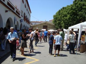 Va ser un esdeveniment que va tenir molt d’èxit. En aquesta fotografia es mostra la gent passejant a l’hora del migdia.