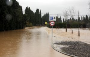 Moltes carreteres s'han convertit en rieres, com aquesta a tocar de Vilabertran