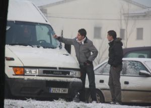 Joves retirant la neu del seu cotxe, al barri de Taialà (Girona)