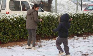 Nens jugant amb la neu, a Girona