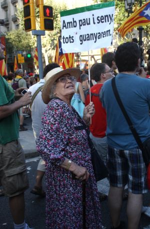 Una manifestant amb un cartell que resava 'Amb pau i seny tots guanyarem'