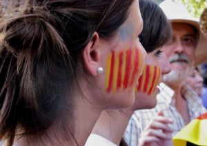 Unes joves gironenes amb la senyera pintada a les galtes