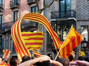 Estelades i senyeres onejant pels carrers de Barcelona