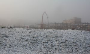 Les obres de la nova escola de Domeny a Girona, aquest matí entre la neu.