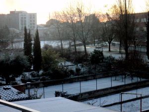 La neu ha fet acte de presència arreu de les comarques gironines, però sense causar problemes. A la imatge, la nevada de Banyoles