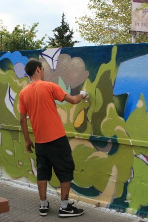 Un dels grafiters perfeccionant la seva obra