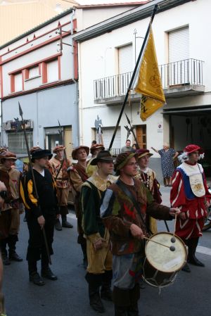 Els Kivelinge fent el trajecte amb la cercavila dels gegants